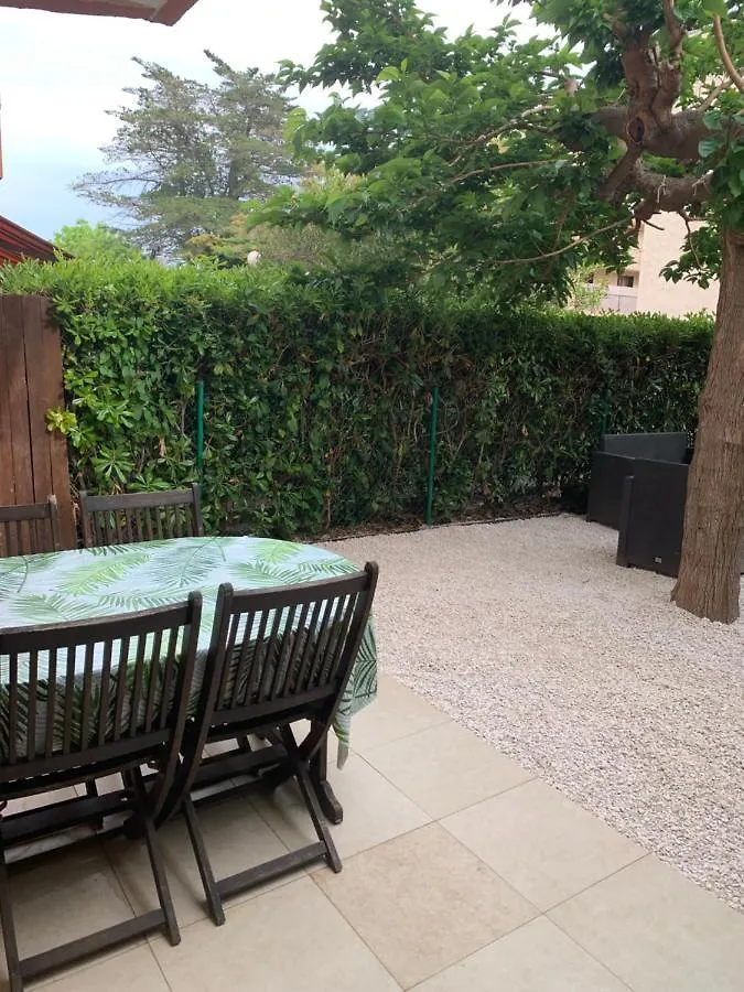 Appartement T1bis avec jardin à Hyeres gare France